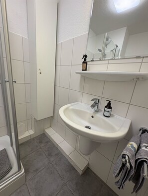 Hair dryer - Sailing - Balcony, near water, ground floor, garden furniture, parking space (Glücksburg)