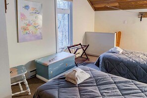 2 bedrooms, iron/ironing board, WiFi, bed sheets - River-view condo with fireplace, deck, washer/dryer, and community firepit (Glen Arbor)