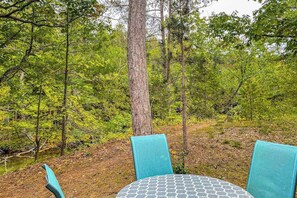 Outdoor dining - River-view condo with fireplace, deck, washer/dryer, and community firepit (Glen Arbor)