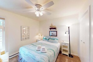 2 bedrooms, iron/ironing board, WiFi, bed sheets - River-view condo with fireplace, deck, washer/dryer, and community firepit (Glen Arbor)
