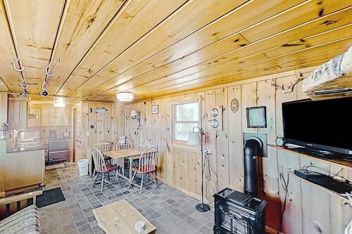 Rustic getaway on Crystal Lake w/ firepit, guest house & private dock