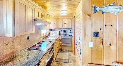 Rustic getaway on Crystal Lake w/ firepit, guest house & private dock