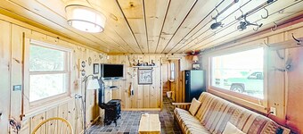 Rustic getaway on Crystal Lake w/ firepit, guest house & private dock