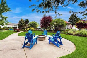 Terrace/patio - Charming 2BR/2BA Condo 1 Mile from Lake Michigan, with shared pool (Douglas)
