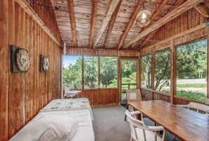 3 bedrooms, travel cot, WiFi, bed sheets - Two Dog-Friendly Guest Cottages with High-Speed WiFi and Private Beach Frontage (Beulah)