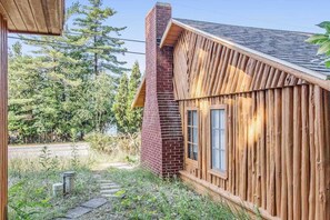 Property grounds - Two Dog-Friendly Guest Cottages with High-Speed WiFi and Private Beach Frontage (Beulah)