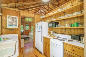 Fridge, microwave, oven, stovetop - Cabin-style cottage w/ full kitchen, wood-burning fireplace, and full WiFi (Frankfort)