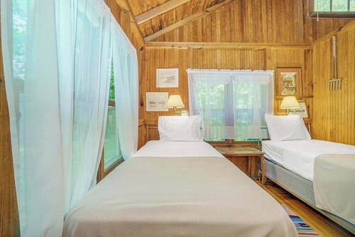 Cabin-style cottage w/ full kitchen, wood-burning fireplace, and full WiFi