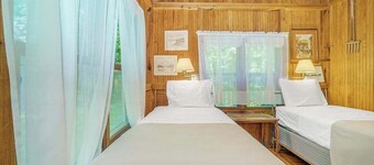 Cabin-style cottage w/ full kitchen, wood-burning fireplace, and full WiFi