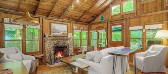 Cabin-style cottage w/ full kitchen, wood-burning fireplace, and full WiFi