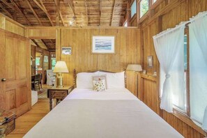 2 bedrooms, WiFi, bed sheets - Cabin-style cottage w/ full kitchen, wood-burning fireplace, and full WiFi (Frankfort)