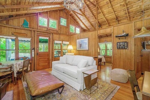 Cabin-style cottage w/ full kitchen, wood-burning fireplace, and full WiFi