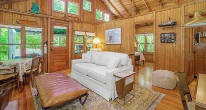 Cabin-style cottage w/ full kitchen, wood-burning fireplace, and full WiFi