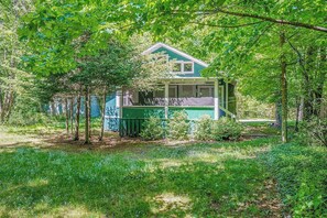 Exterior - Cabin-style cottage w/ full kitchen, wood-burning fireplace, and full WiFi (Frankfort)