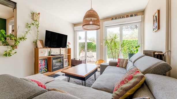 A modern living room with a sofa, a coffee table, a TV, and a hanging light fixture. - Holiday Home "Louvanna" with Luberon View, Wi-Fi, and Air Conditioning (Taillades)