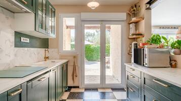 Fridge, microwave, oven, stovetop