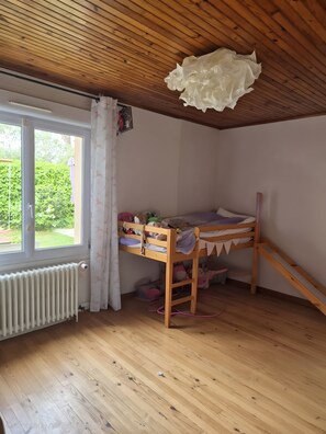 3 makuuhuonetta, silitysrauta/-lauta, Wi-Fi, vuodevaatteet