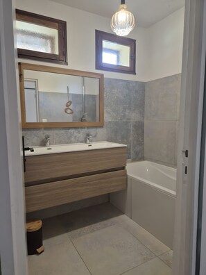 Douche, sèche-cheveux, serviettes fournies