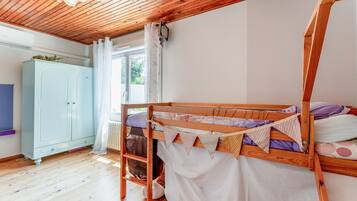 3 bedrooms, iron/ironing board, WiFi, bed sheets