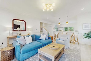 TV, fireplace, offices - South Haven retreat w/ access to Harbor Club Resort amenities (South Haven)
