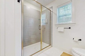 Een douche, een haardroger, handdoeken