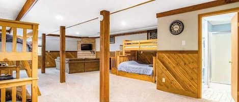 4 bedrooms, desk, WiFi, bed sheets