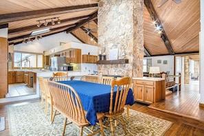 Dining - Spacious Family Villa Near Beaches with Private Pool, WiFi, Firepit & Central AC (Union Pier)