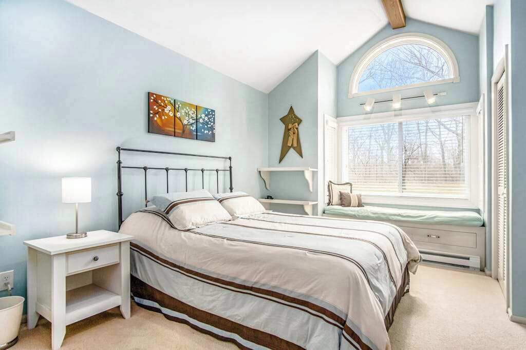 4 bedrooms, desk, WiFi, bed sheets