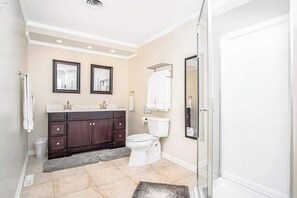 Shower, towels - Spacious Family Villa Near Beaches with Private Pool, WiFi, Firepit & Central AC (Union Pier)