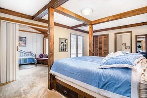 4 bedrooms, desk, WiFi, bed sheets - Spacious Family Villa Near Beaches with Private Pool, WiFi, Firepit & Central AC (Union Pier)