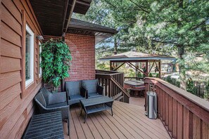 Terrace/patio - Large, Family-Friendly Home with WiFi, Two Kitchens, Private Hot Tub, & Gazebo (Union Pier)