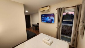 Habitación clásica doble, balcón, vistas a la ciudad | Escritorio y wifi gratis