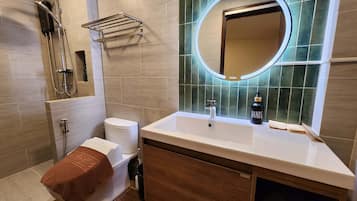Shower, free toiletries, hair dryer, towels