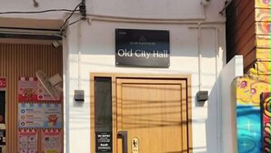 Entrada de um edifício com uma placa que diz 'Old City Hall'.