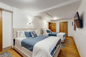 Een strijkplank/strijkijzer, reisbedje, wifi, beddengoed