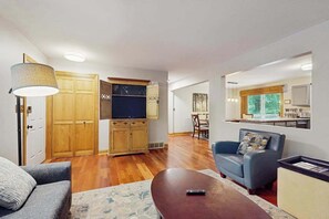 TV, video games, DVD player, offices - Spacious Dog Friendly Home w/ heated pool, fenced yard, gas grill, & fire pit (Sawyer)