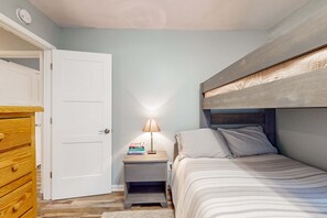 2 bedrooms, WiFi, bed sheets - Charming cottage with gas grill, golf cart, central AC, washer/dryer (New Buffalo)
