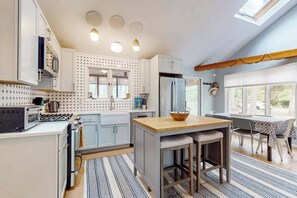 Fridge, microwave, oven, stovetop - Charming cottage with gas grill, golf cart, central AC, washer/dryer (New Buffalo)