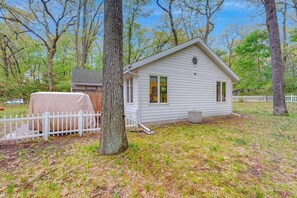 Exterior - Charming cottage with gas grill, golf cart, central AC, washer/dryer (New Buffalo)