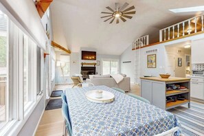 TV, fireplace - Charming cottage with gas grill, golf cart, central AC, washer/dryer (New Buffalo)