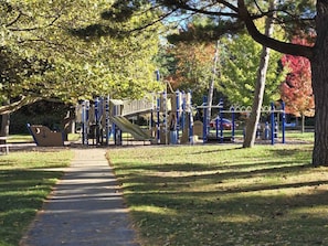 Children’s area - Cozy downtown TC ground floor condo, across from Grand Traverse Bay (Traverse City)