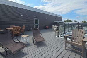 Outdoor dining - Cozy downtown TC ground floor condo, across from Grand Traverse Bay (Traverse City)