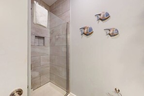 Shower, hair dryer, towels - Cozy downtown TC ground floor condo, across from Grand Traverse Bay (Traverse City)