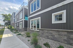 Exterior - Cozy downtown TC ground floor condo, across from Grand Traverse Bay (Traverse City)