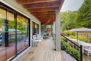 Outdoor dining - Spacious home with game room, hot tub, fireplace, fast WiFi & home theater (St. Joseph)