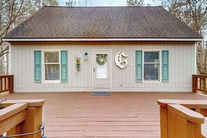 Terrace/patio - Spacious Home with deck, grill  & added Crystal Mountain Amenities (Thompsonville)