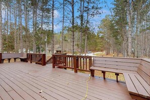 Terrace/patio - Spacious Home with deck, grill  & added Crystal Mountain Amenities (Thompsonville)