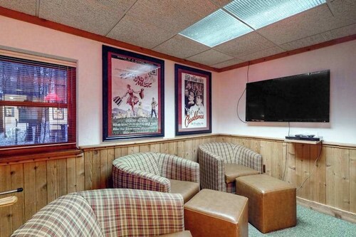 Spacious Home with deck, grill  & added Crystal Mountain Amenities