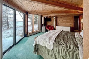 5 bedrooms, iron/ironing board, WiFi, bed sheets - Lakefront home with private beach, lake views, dock, kayaks, firepit, grill, W/D (Traverse City)