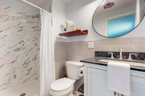 Douche, sèche-cheveux, serviettes fournies